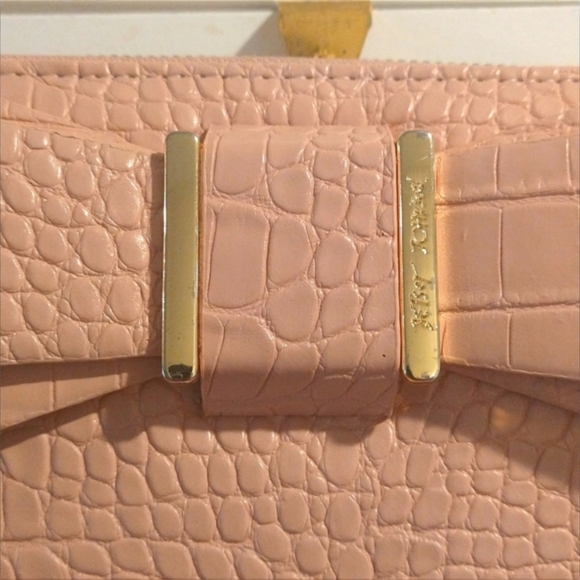 Betsy Johnson Pink Nude Blush Bow Accent Crocodile Print Wrist Wallet - Picture 5 of 5